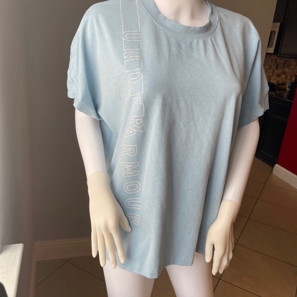 Like New Under Armour active wear top size Large 
Like new condition 
Logo - Picture 6 of 7